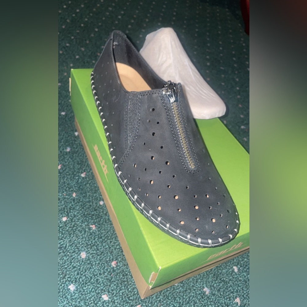 Brand earth. Size 8. zipper. New.